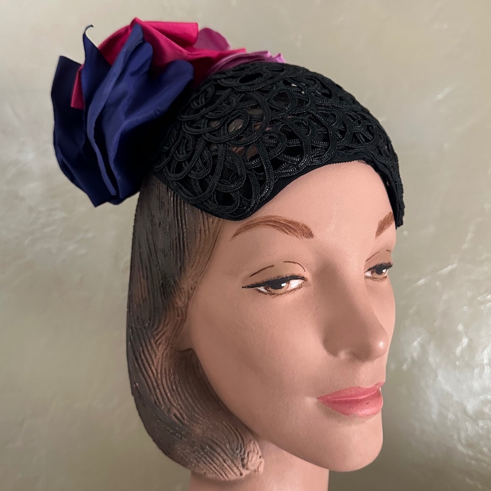 DELIGHTFUL VINTAGE BLACK LACE PATTERN STRAW CAP WITH MULTICOLORED FABRIC BOWS